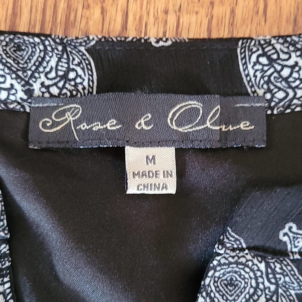 Rose and Olive Tiered Hemline Vee Neckline Graphic Print Dress - Size Medium - Picture 8 of 14